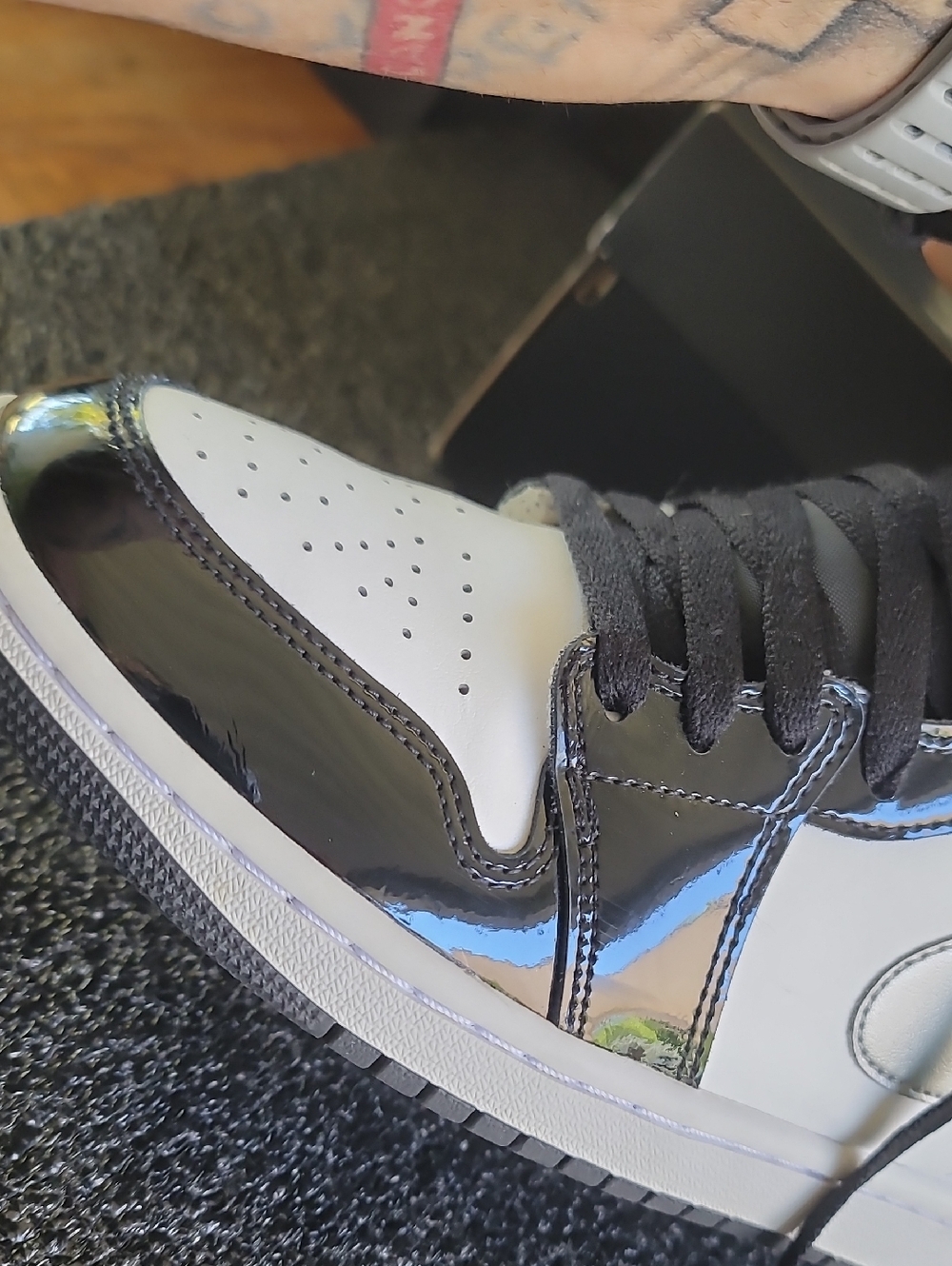 Nike Air Jordan 1 Mid SE "Metallic Silver/Metallic Gold" Patent Leather Wmns 9.5 - Picture 15 of 16